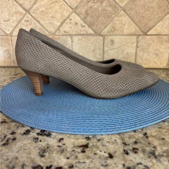 Clarks Linvale Jesica Taupe Sage Suede Women's Pointed Toe Kitten Heel Pumps - Picture 4 of 13
